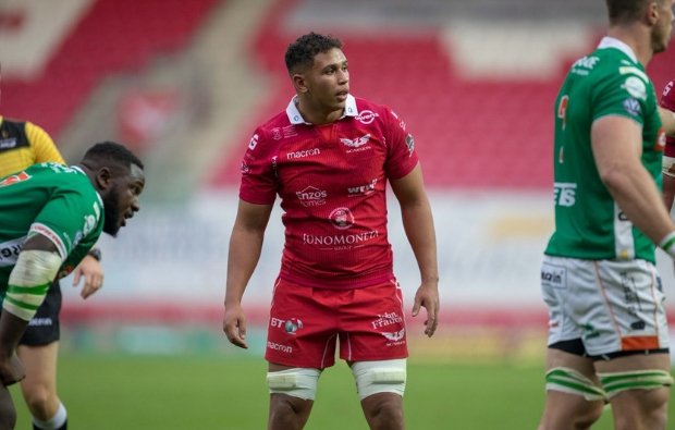 Dan Davis signs first professional contract with Scarlets ...