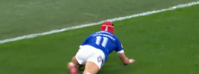 Louis Bielle-Biarrey scores the opening try of the 6 Nations in style