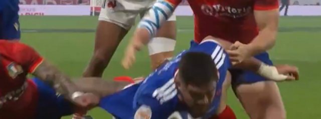 Watch as Emmanuel Meafou powers over for France's second try