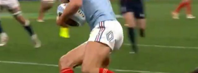 Louis Bielle-Biarre scores his second try