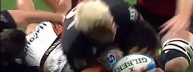 Watch some slick hands from the Chiefs