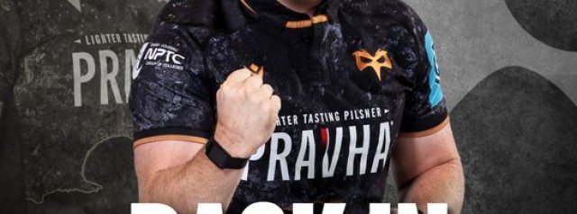 Ethan Lewis signs new deal at Ospreys