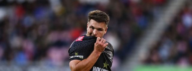 Andre Esterhuizen re-signs with the Sharks for four years.